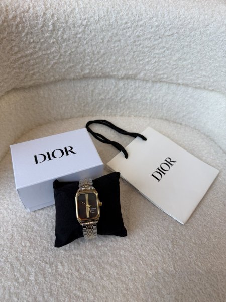 ساعة من ديور هاردوير مكس ذهبي و فضي ارضية لون اسود